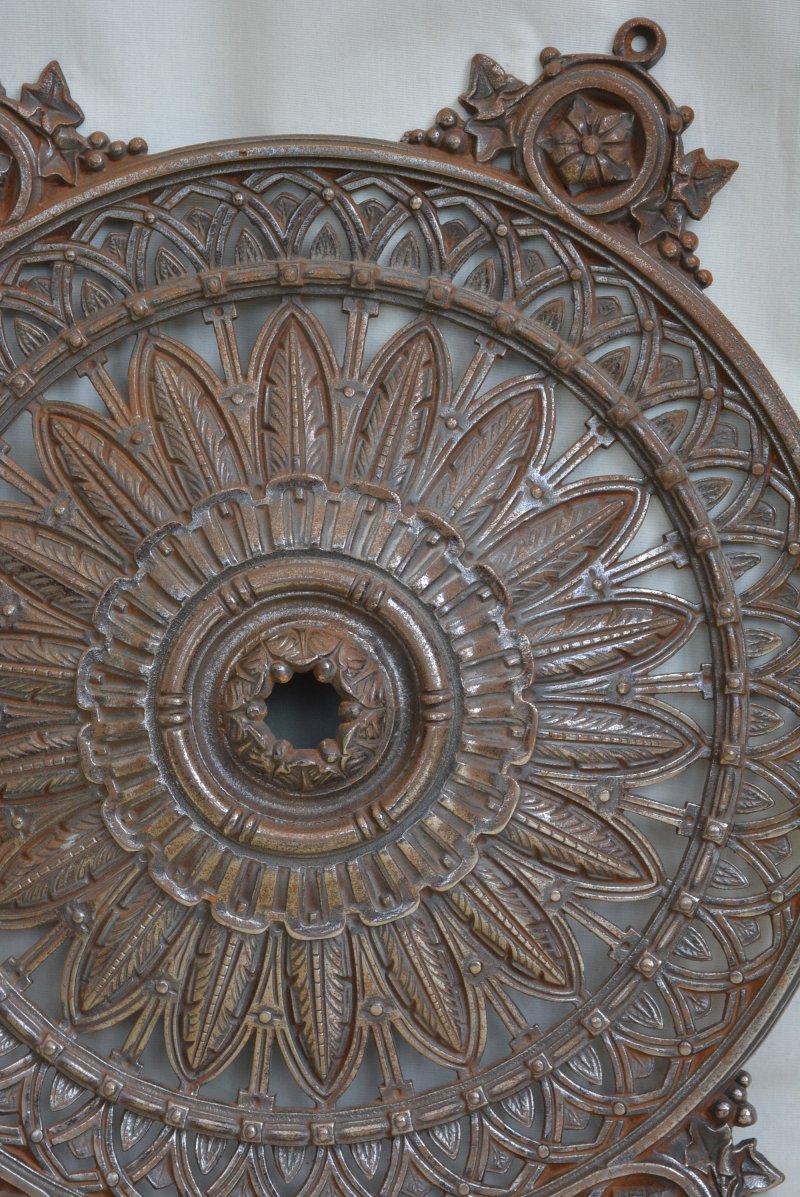 Antique Victorian Cast Iron Ceiling Rose With Feather And Ivy Decoration - Image 5